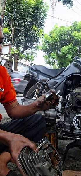 Kalau kalian melakukan pengganti piston kit/seher Kalian wajib melakukan area cylinder head Cek sil klep,klep,bos klep jangan sampe oblak/goyang Karena kalau tidak melakukan pengecekan di bagian cylinder head dikhawatirkan masih terjadi kebocoran oli yg mengakibatkan ngebul asap putih!!! #mekanikpemula #mekanikmotor