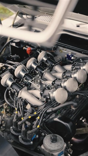 If only Santa’s sleigh was pulled by one of SLSHOP’s SportLine 560 SL engines. Born a 560SL R107. Rewritten with intent. No catalysts. Tubular manifolds breathing free into a high-flow exhaust. Crossover “ITB” individual throttle bodies, because response should be instant, not polite. High-torque camshafts. Uprated valve springs. Built to pull, not pose. KE-Jetronic out. Standalone ECU in. Electronic fuel and ignition, custom loom, every signal exactly where it should be. #MercedesBenz #Engineer