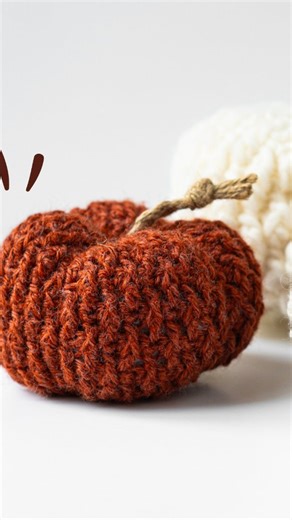 Mon processus de création 🧶 du fil à la citrouille 🍂 Commente "CITROUILLE" pour avoir le lien du patron! #crochetmilie #crochetprocess #faitmain #citrouille #autumnvibes🍁 | Crochetmilie