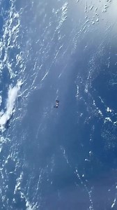 La nave espacial Crew Dragon Resilience 🛰️ de SpaceX se acerca a la Estación Espacial Internacional , mientras se observa la hermosa curvatura de la Tierra debajo... 😎 | Cronosmos