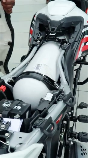 India’s first CNG motorcycle is here 🚀 The Bajaj Freedom CNG Bike delivers incredible mileage, low running cost, and eco-friendly performance. A smart choice for daily commuting and the future of two-wheelers in India 🇮🇳 💬 Would you switch from petrol to CNG? #BajajFreedom #CNGbike #BajajFreedomCNG #FirstCNGMotorcycle #MileageKing | Alert Aarumugam - Tamil Automobile Channel