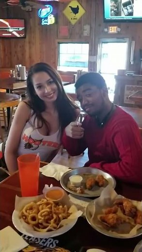 🦉Viral Hooters Girl v Simps 🎂(uncensored)