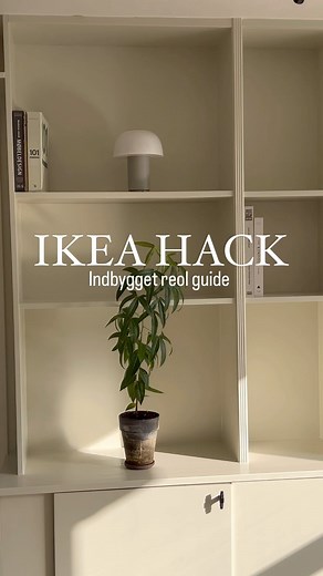 Henriette Street | Skandinavisk bolig & haveliv on Instagram: "Indbygget Reol IKEA Hack Her er vores IKEA hack, hvor vi forvandlede Billy reoler og Bestå skabe til en indbygget reolvæg. Her er, hvad vi brugte: • IKEA Billy reol • IKEA Bestå skabe • Bordplade fra Silvan • Råbjerg Mile maling fra Flügger • Lægter til sokkel • Væglister 900453 (6x33 mm) fra @københavnslistefabrik Sådan gjorde vi: 1. Byg en sokkel af lægter til at hæve skabene. 2. Placér Bestå skabene på soklen. 3. Brug MDF-plader t