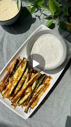 Garance Jonquois / La cuisine de Garance 🌯 on Instagram: "Aujourd’hui recette que j’ai beaucoup vu sur mon feed dernièrement donc j’ai voulu tester. Spoiler : c’est totalement validé ! Déjà que je suis une grande fan de courgettes de base, je trouve cette recette hyper bonne et très agréable avec la petite sauce 😍 A tester 😏 Les ingrédients : - 1 grosse courgette - 2 cas d’huile d’olive - 1 cas de maïzena - 40g de parmesan - sel, poivre, paprika, ail en poudre, piment d’espelette La sauce : -