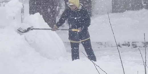 3 feet of snow pummels Flagstaff, shuts down busy northern Arizona interstates