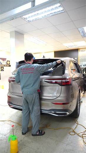 Ô TÔ NGỌC HÀ tiến hành dán phim cách nhiệt V-Kool (độc quyền tại Miền Trung) cho chiếc xe Viloran Volkswagen. V-Kool -Nổi bật nhờ công nghệ phún xạ kim loại độc quyền XIR® (7 lớp kim loại quý như vàng, bạc, indium oxide), giúp phản xạ nhiệt hiệu quả (cản gần 74% nhiệt lượng mặt trời), chặn 99% tia UV, giảm chói, bảo vệ sức khỏe, nội thất xe và tăng tính riêng tư, đồng thời có độ bền cao, không bị oxy hóa hay phồng rộp trong thời tiết nóng ẩm. Mời anh/chị/em cùng xem video để biết thêm thông tin 