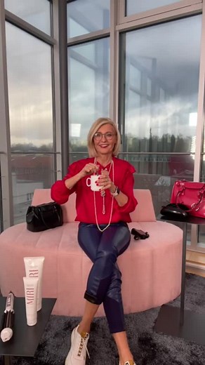 Wir waren LIVE mit Cheré Alice Zimmermann 😍, doch du konntest nicht reinschauen? Macht nichts, denn das kannst du jetzt nachholen. Im Video haben wir den ganzen Stream für dich festgehalten. Einfach reinschauen und coole Tipps abholen! 👉 Die Produkte aus diesem Stream kannst du hier shoppen (unter "Stream verpasst"): bit.ly/3bNk4Sz | hse.de