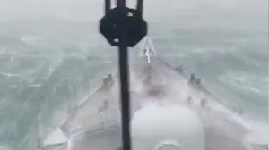 Video | Nederlands marineschip trotseert hoge golven door orkaan Dorian