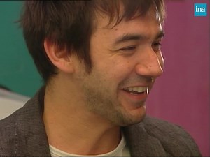 BON ANNIVERSAIRE THOMAS VBD ! Thomas VDB est maintenant un humoriste français confirmé et plébiscité. En 2007, il enthousiasmait déjà les salles avec son premier spectacle, «En Rock et en roll», sur ses déboires de journaliste et de fan de rock. | INA