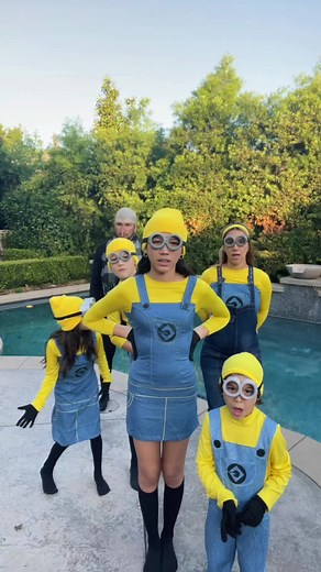 Matching family costumes 🤞🏼