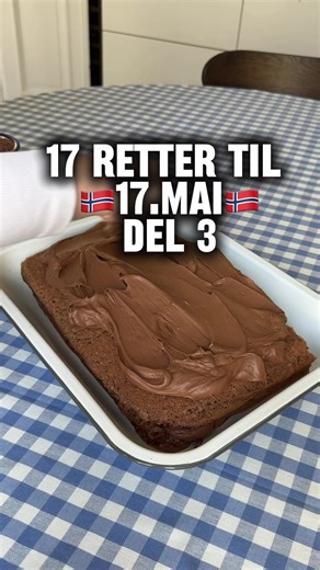 Del tre av 17.retter til 17.mai frokosten🇳🇴🍫 Tørre langpannekaker trenger vi ikke når oppskrifter som denne finns! Hemmeligheten bak er myyyye kefir! Setter du frem denne forsvinner den fort, så ikke glem å ta et stykke selv også 🥰🇳🇴 Oppskrift fra @Tine loves food👩🏻‍🍳 Bunn: * 1 liter kefir * 1 liter hvetemel * 5 dl sukker * 150 g smeltet smør * 1 ss crème fraîche * 3 ss kakao * 1 ss natron * 1 ts vaniljesukker Glasur: * 200 g romtemperert smør * 600 g melis * 200 g kremost (naturell) * 