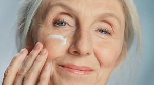 70-åriga mammans skönhetstips: Nu älskar jag också anti-aging-produkten