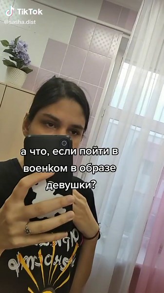 Трапы военкомата: мужчины в женских образах