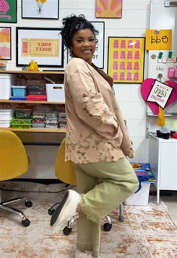 Perfect spring jacket from @Anthropologie 💐 #teacher #teacherlife #teacherstyle #teacherootd #ootd #outfitideas #springoutfit #spring #outfit #casualoutfit #morning #morningroutine #workoutfit