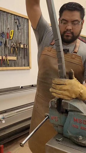 Probamos curvar un caño grueso mediante cortes, trabajamos en el tutorial, asi que en unos días lo publicamos, saludos! #herreria #weld #metalwork #tools #herramientas #taller | Herreros Argentinos