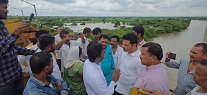 आज रेणापूर तालुक्यातील पोहरेगाव या ठिकाणी अतिवृष्टीमुळे मांजरा नदीला आलेल्या पुरामुळे झालेल्या नुकसानीची पाहणी करण्यासाठी जावून पोहरेगाव -कारसा बॅरेजच्या बाजूच्या शेतकऱ्यांची भेट घेतली. त्यावेळी शेतकऱ्यांनी सांगितलं की, जरी मांजरा नदीला पूर आला असला तरी पुरामुळे आमचे तेवढे नुकसान झाले नसते परंतु बॅरेजचे गेट तीन वर्षांपासून नादुरुस्त असल्यामुळे ते उघडता आलेले नाहीत त्यामुळे नदीचे पाणि शेतकऱ्यांच्या शेतात मोठया प्रमाणावर घुसून नदिकाठच्या शेतकऱ्यांचे प्रचंड नुकसान झाले आहे. याला जवाबदार पाठबंधारे व