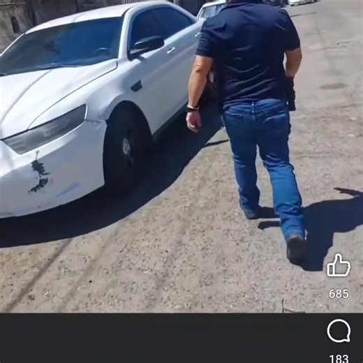 Cita: "Difunden este vídeo en redes en donde se puede ver a un par de "agentes" de alguna dependencia ( o eso creemos por qué no se identificaron) tomando fotos y amenazando a los inquilinos de una casa, ninguna autoridad ha notificado sobre este tipo de prácticas Cuéntanos si tu has tenido alguna experiencia similar"(Mexicali things,2025). #mexicalithings #Autoridades #Alee Enlace: https://www.facebook.com/reel/1113113787451522/?mibextid=rS40aB7S9Ucbxw6v Vídeo: Mexicali things vía Facebook,2025