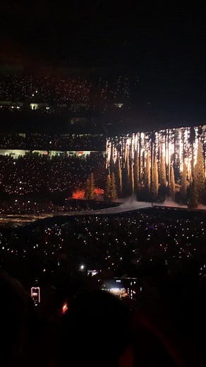 tis the damn season 🌲🌲 @taylorswift @taylornation #erastour #glendaletstheerastour #glendalenightone #taylorswift