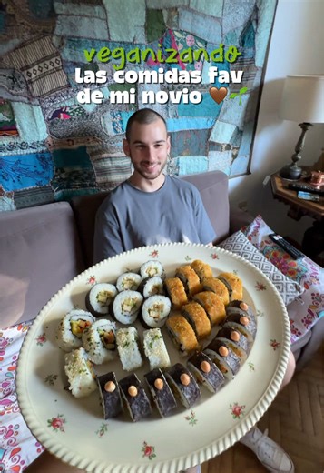 sushi vegano 🍣🌱 hoy tocó esmerarse un poco haciendo esta receta que tantos aman🤎 con un poco de tiempo y paciencia te salen hermosos, difícil no es!! anímate 🥢 🍚 arroz de sushi: 2 tazas arroz de sushi 2 tazas agua 1/4 taza vinagre de arroz (o de alcohol) 2 cdas azúcar 1 cdita sal lavar el arroz 4-5 veces. dejar reposar 30 min. cocinar a fuego alto hasta que hierva y bajar el fuego a mínimo sin levantar la tapa (13 min aprox). sacar la tapa cuando esté tibio y pasar a una placa para mezclarl