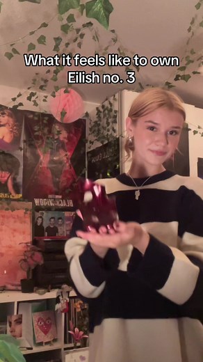 I LOVE Eilish no. 3🤗🕺🏼@Eilish Fragrance @BILLIE EILISH #fypシ゚ #fyp #billieeilish #eilish #lesbian #blosh #wlwcouple #billie #fragrances #bill #red #eilishno3