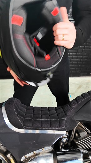 Audio Bluetooth Shockwave semplificato 🔊 Tutti i nostri caschi Moto sono precablati per il sistema. Dopo aver collegato altoparlanti e microfono, basta aggiungere la batteria e l'unità di comando e il gioco è fatto. 🏍️💨 | Ruroc Italy