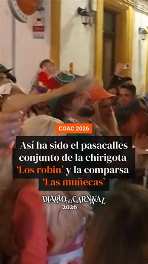 La chirigota del barrio 'Los Robin' y la comparsa 'Las muñecas' escrita por Rober Gómez y Pepe Juan Pastrana realizaron su peregrinación hacia el Gran Teatro Falla de forma conjunta, ya que el Dios Momo les ha concedido la suerte de cantar en la misma sesión en estos cuartos de final del COAC 2026. 📹 Bruno Herrera #DiariodelCarnaval #Cadiz #COAC2026 #CarnavaldeCádiz2026 | Diario del Carnaval