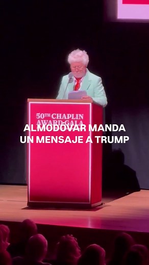 “He dudado en venir a un país presidido por un lunático autoritario y narcisista que no respeta los Derechos Humanos y al que parece que nada puede parar en su carrera por cambiar el frágil balance mundial”. Pedro Almodóvar ha sido homenajeado en el Lincoln Center de Nueva York con el premio Charles Chaplin y no ha querido dejar pasar la oportunidad de enviarle un mensaje al presidente de EEUU, Donald Trump. El director ha querido dedicar el premio a “los miles de deportados en las últimas seman