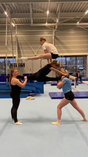 Amazing show element🤸🏻‍♂️💃🏼 #acrobatics #showciety #foryou #foryoupage #handstand #skill #balance #flexible #flexibility