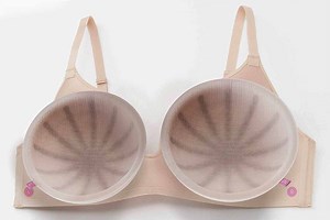Un inventeur de 22 ans dévoile un soutien-gorge innovant qui détecte le cancer du sein