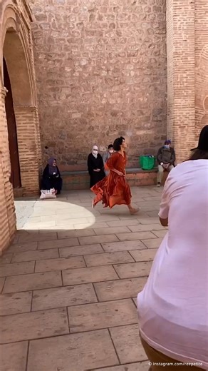 Wondering how all those great travel clips are made? Blogger Adrien Anne gives us a sneak peek behind the scenes. With the help of his inline skates and a cell phone camera, he captured this moment in the streets of Marrakech. What do you think of the results? | DW Travel