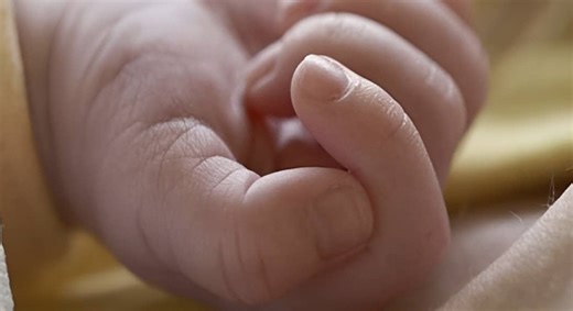 Σύγχρονη «Μήδεια»: Γέννησε σε τουαλέτα και έπνιξε το μωρό της στη λεκάνη, παρακολουθώντας το να πεθαίνει