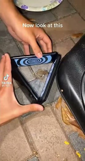 Frog hypnosis meme