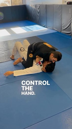 7.5K views · 86 reactions | MOUNT ➡️ TRIANGLE CHOKE 屢 From full mount, isolate the arm, throw your leg high, lock the figure-4, hip out, and squeeze until they tap  Clean. Simple. Deadly. #bjj #jiujitsu #trianglechoke #mount #bjjlifestyle #grappling #martialarts #bjjtraining #oss #gfteam #deividdias #gfteamdc #bjjmoves #bjjtechnique #bjjlife | deividdias_bjj | Facebook