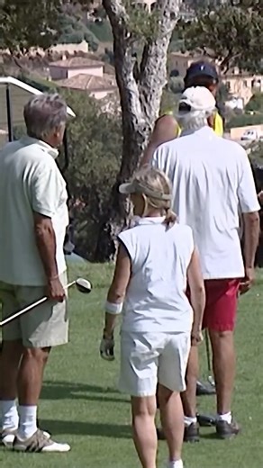 Il fait "caca" sur le terrain de golf ? Pourquoi pas... #francoisdamiens #golf #sports #humour | Les caméras cachées de François Damiens