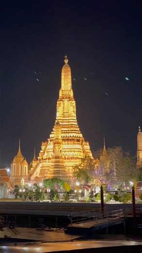 Wat Arun Temple in Bangkok Thailand #wataruntemple #watarun #thailand #bangkok #chaophraya