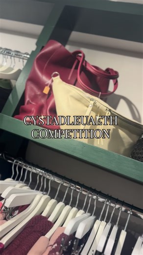 ✨ CYSTADLEUAETH I DDATHLU PENBLWYDD AMDANAT YN DAIR OED✨ Bydd tri gwobr ar gael! 1. Taleb Amdanat £60 2. Taleb Amdanat £30 3. Taleb Amdanat £10 Yr oll sydd angen ei wneud… * Rhannwch y post yma i’ch stori gan gofio tagio @_amdanat_ * Hoffwch a safiwch y post yma * Tagiwch eich ffrindiau, pob tag / sylwad yn cyfri fel un cais * Dilyn @_amdanat_ Y gystadleuaeth yn cau am 6yh ar y 7fed o Ragfyr. Hwn fydd yr unig gyfrif fydd yn cysylltu â’r enillydd. Byddwch yn wyliadwrus o unrhyw gyfrifon ffug. ✨ C