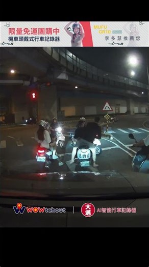 【極度療癒】兩隻猴子沒戴安全帽，警察颯爽登場