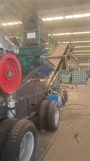 wood pallets with nails and various sizes, this shredder delivers 20-50 tons per hour.