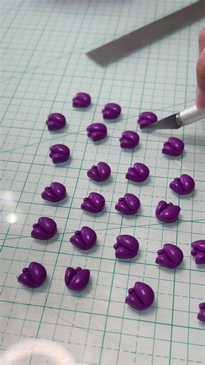 🫧 bubble effect 🫧 Some styles we use Saran Wrap overtop our slab to give each piece a unique, bubbled-up look. Perfect for making buttons, shells, and some flower petals! #polymerclayearrings #easter #springcollection #tulip #tipsandtricks