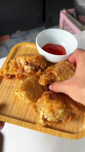 Mua bên ngoài nhiều khi gà ngta chiên gà bên trong nó khô khốc lun . Từ ngày biết đến bột chiên vẩy này mình cũng hay làm cho con ăn. Vừa tiện lợi an toàn sức khoẻ cho mấy bé iu ở nhà nửa #botchienvaygiontattantat #tattantat #garan #anvat