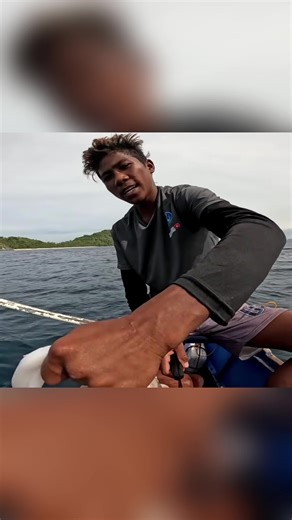 The young fisherman uses a big cuttlefish as bait and catches nothing but valuable seafood! #foryou #fyp #tiktok