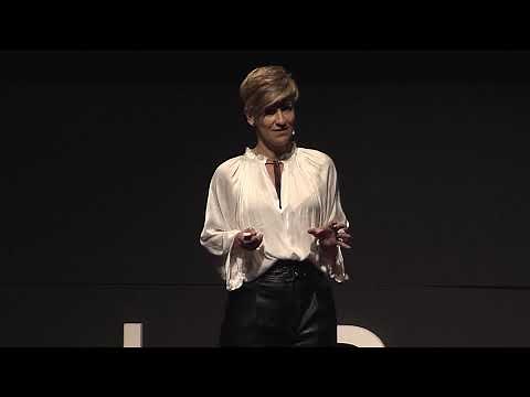 Is it worth to pay for Customer Service training? | Carla Carvalho Dias | TEDxXardíndoPosío