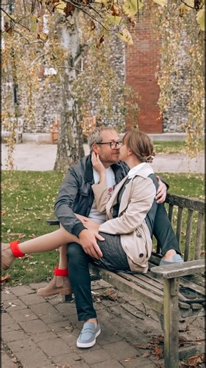 Yana Barducov | Photo & Video creator | Toronto on Instagram: "Easy pose ideas for couples #poseforcouple #couplepose #couplephotopose"