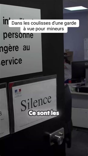 Plongée choc au cœur des décisions qui façonnent l'avenir des jeunes délinquants. Comment la justice tranche-t-elle lorsqu'un mineur est placé en garde à vue ? D'une suspicion de viol classée sans suite rapide à l'interrogatoire par visioconférence d'adolescents pour vol avec violence... Le quotidien d'une procureure révèle la complexité et la rapidité du droit pénal pour les 15-18 ans. Un aperçu rare des procédures qui précèdent le face-à-face avec le juge pour enfants. Des vies suspendues à un