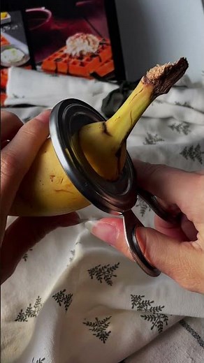 How to properly peel a banana 🍌Save this tip