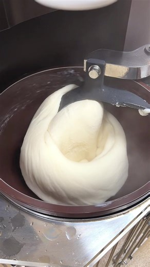 140年守られた製法。佐賀の名物白玉饅頭 店名：元祖吉野屋 最寄り駅：佐賀駅（佐賀県） 明治15年（1882年）創業、140年以上続く白玉饅頭の名店。 佐賀県産米粉を使用し二度蒸し・二度捏ねで仕上げる白玉生地はつやつやでピカピカもっちりしつつ歯切れの良い食感が特徴。 中のこしあんは北海道産小豆を使った甘さ控えめの上品な味わいで、何個でも食べられてしまう美味しさ。 店内にはカフェスペースも併設され蒸したてをその場で楽しめるほか手土産やお土産にも喜ばれる佐賀の定番和菓子。 住所：佐賀県佐賀市大和町大字梅野173 最寄り駅：佐賀駅から車で約25分 営業時間：8:30から17:00 定休日：第2・第4水曜日（祝日の場合は変更あり） #佐賀グルメ #saga #japanesefood A 140-Year-Old Japanese Sweet Still Loved Today Founded in 1882, this legendary shop has been making its signature Shiratama Manju for over 140 years. Using 