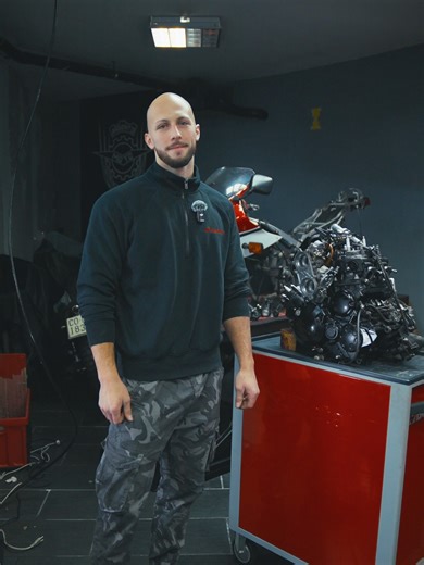 Nuovo approfondimento dedicato alla Yamaha RD500LC: oggi parliamo del sistema IPVS (Yamaha Power Valve System), la valvola di scarico elettronica che rende unico questo V4 due tempi. Gestita da un servomotore e tarata con precisione, l’IPVS ottimizza la curva di erogazione a tutti i regimi: reattività ai bassi, potenza agli alti, performance sempre pronte—una vera rivoluzione tecnica per l’epoca. Vuoi portare la tua moto iconica al massimo del suo potenziale? Affidati a Hypermoto: dove la compet