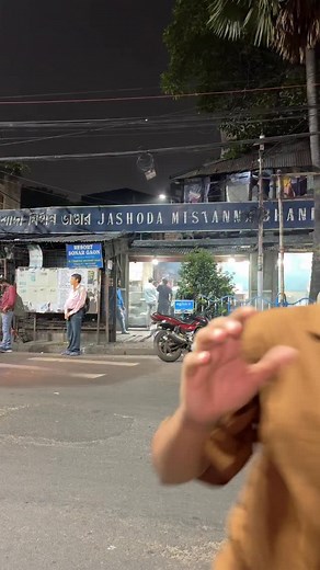 Chale kya puchka khaane ? 😉👀 Famous Puchka❤️ 📍Taltala Bus Stop Landmark : Jashoda Sweets . . Join My Adventurous Journey 🙌 . • Drop any dare for me I’ll do it 🙌 . . . . Follow For Everyday Vlogs & @zee_tee_vee . . . . . . #everydayvlog #365days #taltala #kolkata #spicypuchka #jashoda #puchka #panipuri #100kfollowerchallenge #zeeteevee Vlog daily vlogs 100k challenge food blogging street food kolkata food blogging kolkata kalkatia calcutta keema biryani park street faluda kolkata roohafza pa