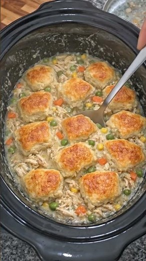 🍗🥕 Slow Cooker Chicken Pot Pie with Biscuits