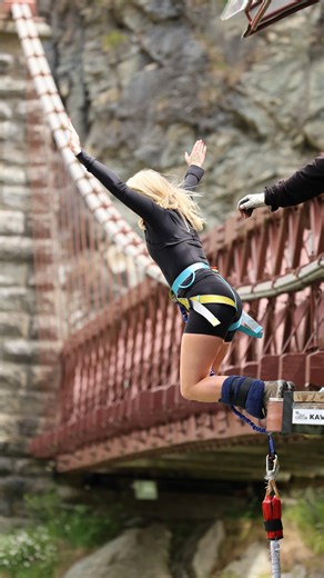 Eva Seeks | Travel & Stays Content Creator on Instagram: "Today I got flung around like a rag-doll after jumping off a bridge 43 meters high 🤯🌁 What a way to finish 2025… facing my fears & ticking another one of the bucket list! Bungy jumping off Kawarau Bridge in Queenstown this morning was insane. My heart was in my stomach for the whole hour prior. For some reason this one scares me so much more than a skydive. I heard a quote recently that I loved and kept repeating to myself in my head be